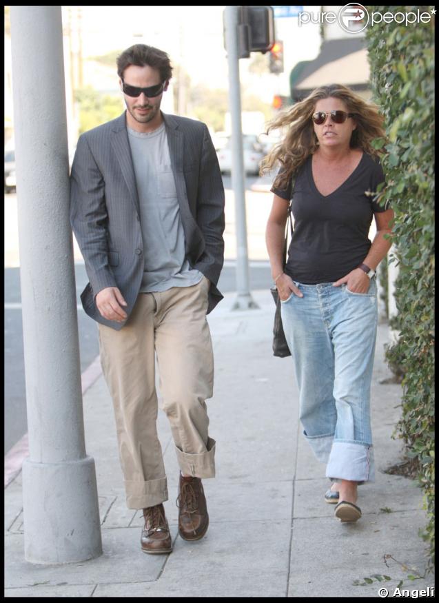 Keanu Reeves sort d'un déjeuner d'affaire à Los Angeles