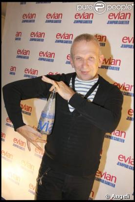 Jean-Paul Gaultier présente la bouteille d'Evian qu'il a relooké, le 4/10/08