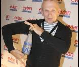 Jean-Paul Gaultier présente la bouteille d'Evian qu'il a relooké, le 4/10/08