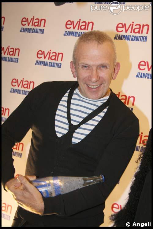 Jean-Paul Gaultier présente la bouteille d'Evian qu'il a relooké, le 4/10/08