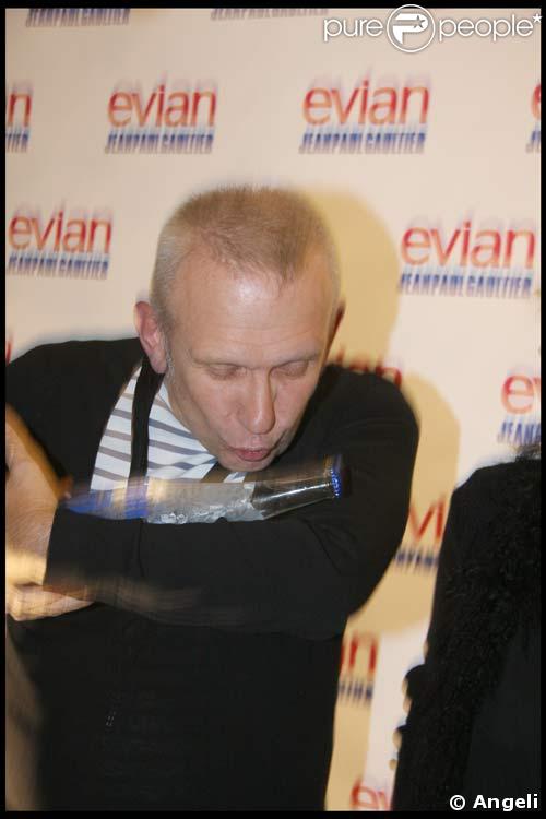 Jean-Paul Gaultier présente la bouteille d'Evian qu'il a relooké, le 4/10/08