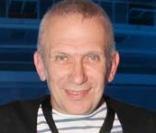 Jean-Paul Gaultier présente la bouteille d'Evian qu'il a relooké, le 4/10/08