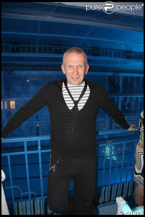Jean-Paul Gaultier présente la bouteille d'Evian qu'il a relooké, le 4/10/08