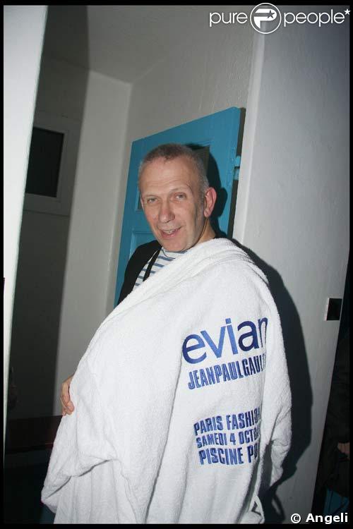 Jean-Paul Gaultier présente la bouteille d'Evian qu'il a relooké, le 4/10/08