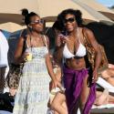 REPORTAGE PHOTOS : Kelly Rowland et Serena Williams super sexy à la plage ! 