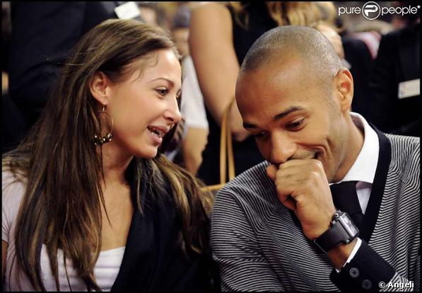 Thierry Henry, charmé par une belle inconnue