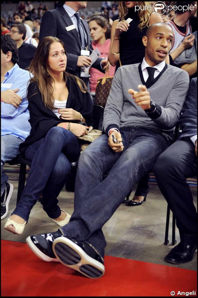 http://static1.purepeople.com/articles/0/17/49/0/@/87873-thierry-henry-charme-par-une-belle-637x0-1.jpg