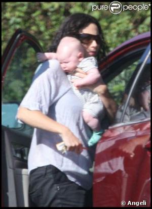Minnie Driver se promène avec son petit Henry, le 25/10/08