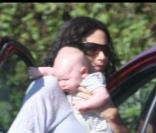 Minnie Driver se promène avec son petit Henry, le 25/10/08