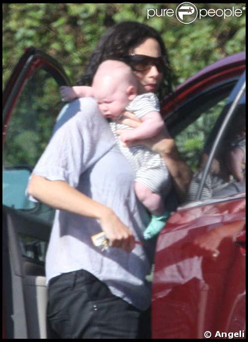 Minnie Driver se promène avec son petit Henry, le 25/10/08