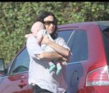 Minnie Driver se promène avec son petit Henry, le 25/10/08