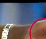 Rama Yade sur le plateau de Laurent Ruquier lit ses notes discrètement écrites au creux de sa main...