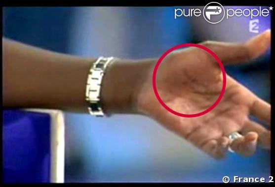 Rama Yade sur le plateau de Laurent Ruquier lit ses notes discrètement écrites au creux de sa main...