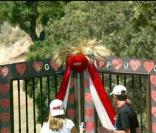 Fans devant Neverland, ancienne propriete de Michael Jackson