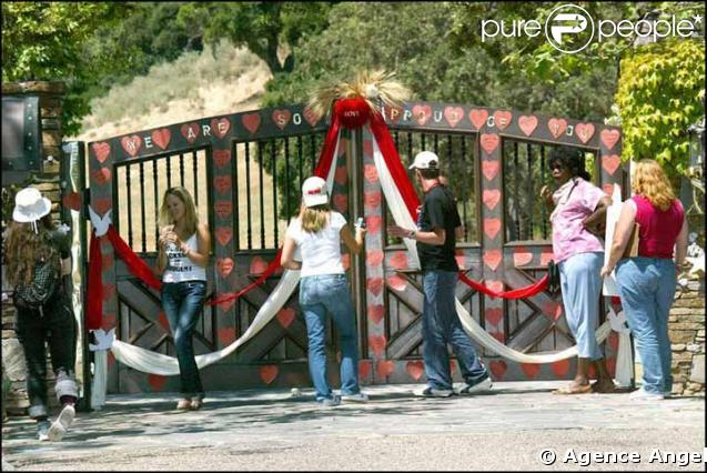 Fans devant Neverland, ancienne propriete de Michael Jackson