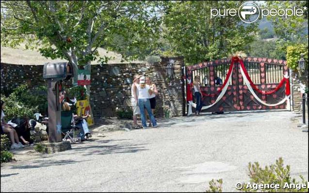 Fans devant Neverland, ancienne propriete de Michael Jackson