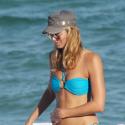 REPORTAGE PHOTOS : Stacy Keibler, une très belle fille sur... la plage de Miami, voilà !