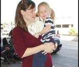 Jennifer Garner, très enceinte et la petite Violet, à l'aéroport de Los Angeles