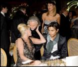 John David a égaré son bras dans le dos d'Ivana Trump...