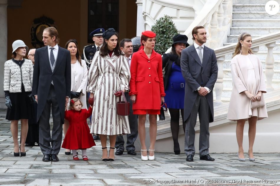 CASA PRINCIPESCA DE MÓNACO - Página 47 2839251-la-famille-princiere-de-monaco-dans-la-c-950x0-2