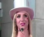 Britney Spears a sorti le grand jeu et le soutien-gorge en paillettes au Japon