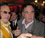 Mickey Rourke, Oliver Stone et Joe (le doigt de Mickey)