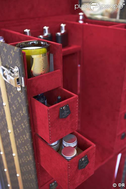 ''Hair room service around the world'' par John Nollet et Louis Vuitton