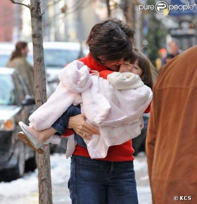 Katie Holmes et Suri, pieds nus dans la neige à New York