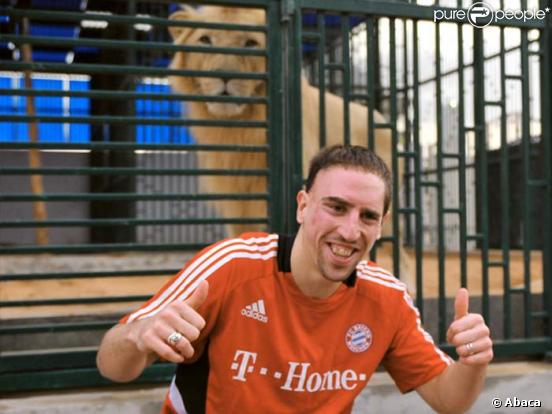 Franck Ribéry et son ami le lion, au zoo de Dubaï...