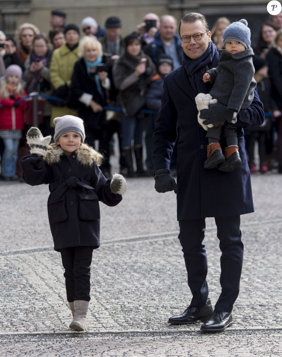 CASA REAL DE SUECIA - Página 28 3130876-le-prince-daniel-avec-ses-enfants-la-pri-950x0-1