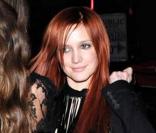 Ashlee Simpson sort en boîte, et elle est rousse