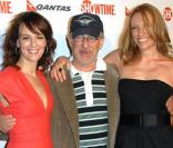Rosemarie Dewitt, Steven Spielberg et Toni Collette à la Première de la série United Stated of Tara sur la chaîne Showtime