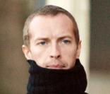 Chris Martin, le leader de Coldplay, prête volontiers ses talents de plombier...
