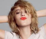 Dakota Johnson pour Mango, icône glam'rock