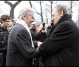 Alain Delon et Roger Hanin aux obsèques de Georges Cravenne