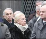 Le producteur Alain Terzian, l'ancienne assistante de Georges Cravennes, Yvette Camp, et l'adjoint au maire de la ville de Paris, Christophe Girard, aux obsèques de Georges Cravenne