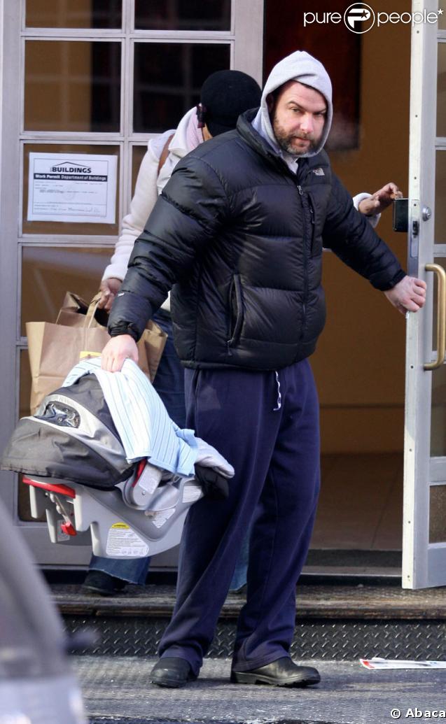 Liev Schreiber et son dernier-né Samuel Kai, en sortie familiale à New-York
