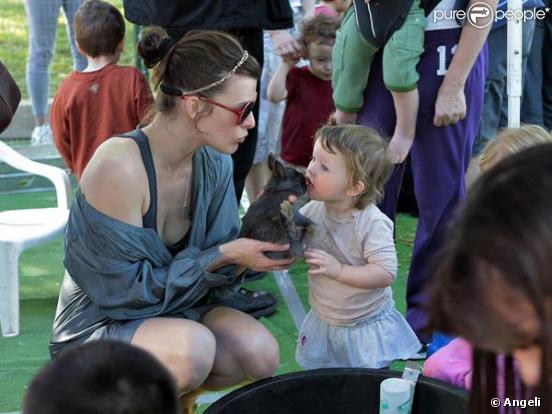 Milla Jovovich et sa fille Ever font une promenade à la ferme et au marché de Los Angeles. 18/01/09