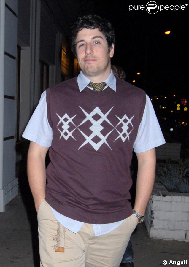 Jason Biggs sort d'une galerie d'art 