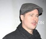 Brad Pitt, la braguette ouverte, lors de la conférence de presse à Paris, le 22/01/09