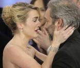66e Gloden Globes: Kate Winslet embrasse son mari Sam mendes après avoir reçu deux Golden Globes 