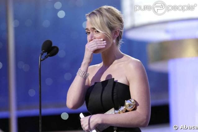 Kate Winslet, émue, reçoit deux Golden Globes 