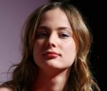 Nora Arnezeder 