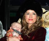 Natascha McElhone et son fils Rex à la Première de Le secret de Moonacre, hier à Londres