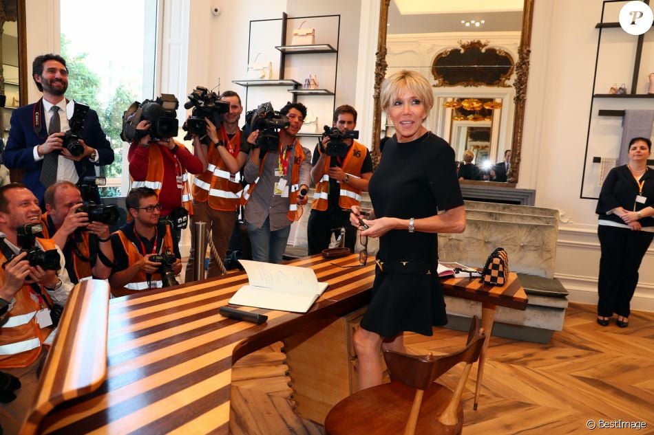 La première dame la femme du président français Brigitte Macron (Trogneux) (habillée en Vuitton, chaussures Carel) à Bruxelles, Belgique, le 25 mai 2017. Delvaux se présente comme "la plus ancienne maison de maroquinerie de luxe du monde, fondée en 1829 à Bruxelles". © Sébastien Valiela/Bestimage