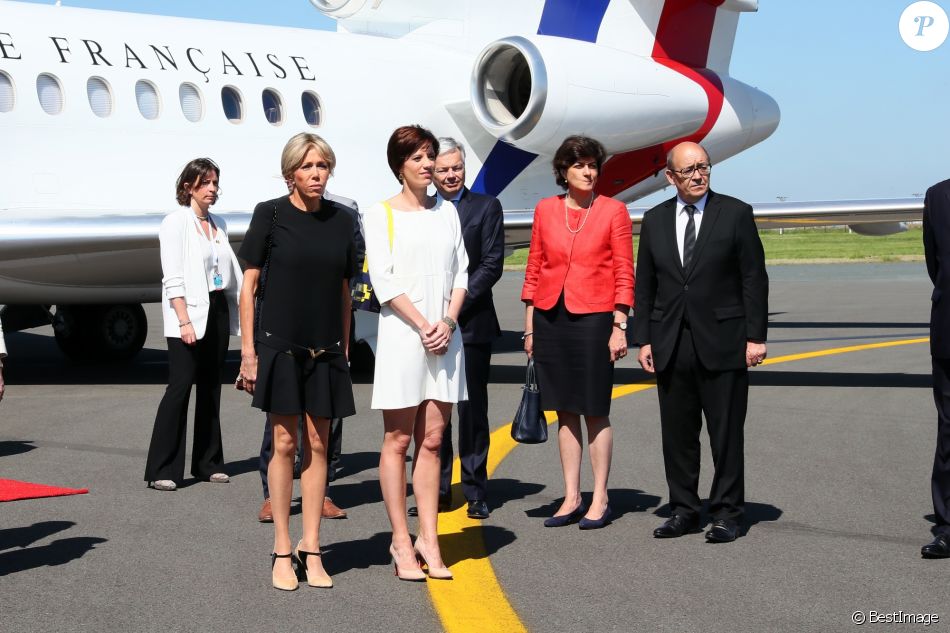 Semi-exclusif - Les deux premières dames, la femme du président français Brigitte Macron (Trogneux), la compagne du Premier ministre belge Amélie Derbaudrenghien, Sylvie Goulard, ministre des Armées et Jean-Yves Le Drian, ministre de l'Europe et des Affaires Etrangères arrivent à l'aéroport militaire de Melsbroek, à Steenokkerzeel, Belgique, le 25 mai 2017, pour le sommet de l'OTAN. © Sébastien Valiela/Bestimage