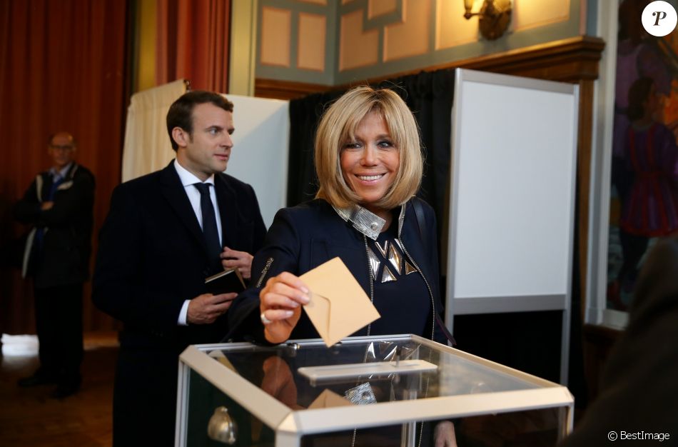 Emmanuel Macron et sa femme Brigitte (Trogneux) sont allés voter à la mairie du Touquet pour le deuxième tour de l'élection présidentielle. Le 7 mai 2017 © Dominique Jacovides - Sébastien Valiela / Bestimage