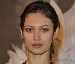Olga Kurylenko, sublime en upe taille haute chez Chanel