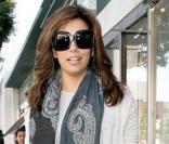 Eva Longoria attend un ami pour aller déjeuner 