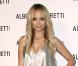 Nicole Richie, en novembre 2008, se rend à une soirée célébrant l'ouverture d'une boutique Alberta Ferreti sur Melrose avenue à Los Angeles. Elle porte une longue robe fluide, "gris perle" en satin.